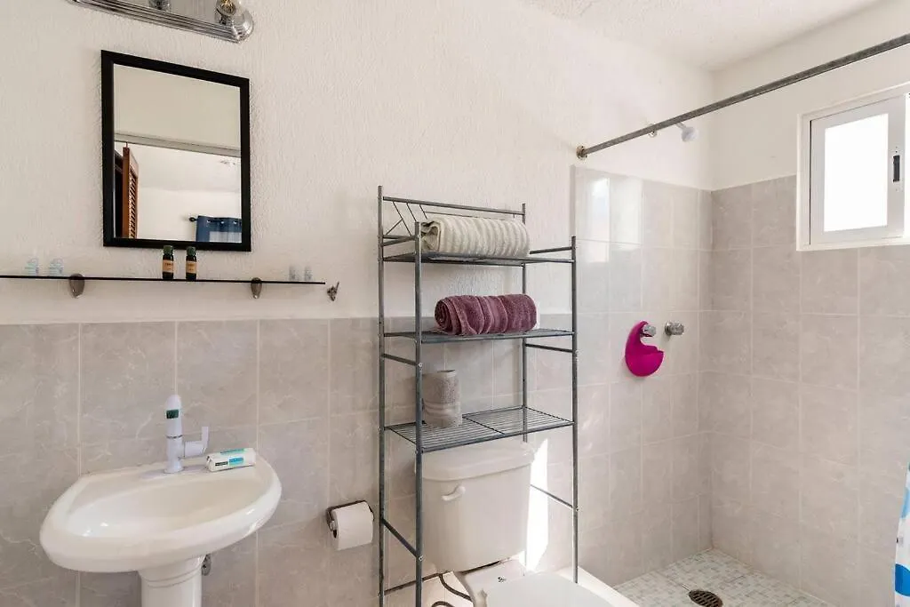 Micro Studio Perfect For Backpackers, Couples, 3 Min Drive To Playa El Nino Cancun Apartment
